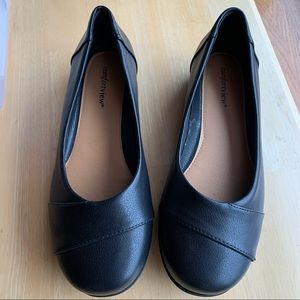 Comfort View brand flat in 8.5 WW (double wide width).